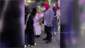 女拍耶誕樹被騷擾！「蜘蛛人」裝熟靠頭.摸髮合照 ...