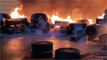 台南新市工廠大火烈焰竄天！整排廢棄輪胎全面燃燒