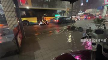 高雄暴雨「積水半個輪胎高」 民眾：比前陣子颱風慘