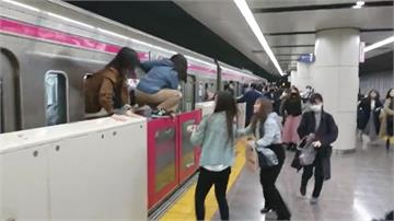 東京地鐵隨機殺人17傷 乘客尖叫爬窗逃命畫面曝光