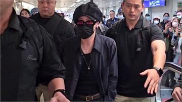 韓流天王來了！GD權志龍「一身黑」抵達桃機 多位...