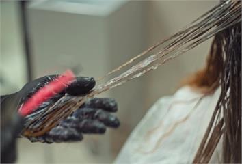 頻繁染髮恐害白髮長更多！醫揭「關鍵原因」 很多人...