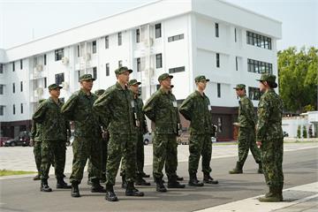 《九條好漢在一班》 星兵軍服帥氣亮相 營長李國超...
