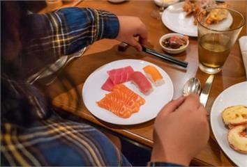 愛吃生魚片注意！ 專家點名「這些水產」最容易藏寄...