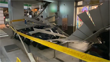 轟！ 超商外騎樓天花板突崩塌 壓毀多輛機車