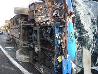 塞車3小時！國一北上大客車自撞翻覆　駕駛受傷幸無...