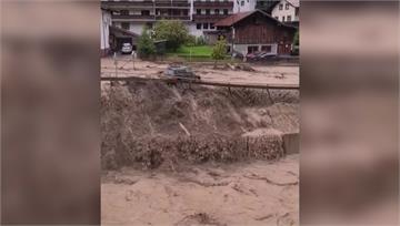 暴雨刷新紀錄 奧地利洪患沖走多輛汽車