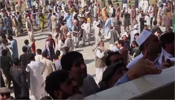 萬人搶辦簽證 阿富汗領事館外踩踏釀12死