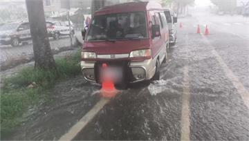 薇帕颱風雨彈開炸！台東道路淹成泥河　車輛泡水慘拋...