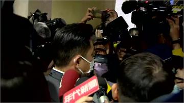 論文案今開庭！林智堅現身台北地院 遭媒體包圍