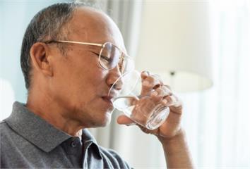 隔夜水能喝嗎？西瓜能隔夜吃嗎？專家:這1種西瓜最...