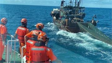 中國漁船越界闖限制海域　海巡登檢連人帶船押回
