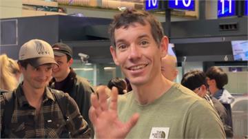 完成攻頂101壯舉！霍諾德今早現身桃機離台 親切與粉絲合照