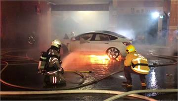 台南驚傳電動車自撞起火 駕駛獲救昏迷送醫