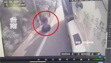 倒垃圾成永別！女路邊遭疾駛小客車撞飛 墜溝傷重不...