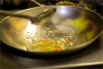 煮菜愛用「這1種油」恐讓肺癌風險飆升！醫揭6大肺...