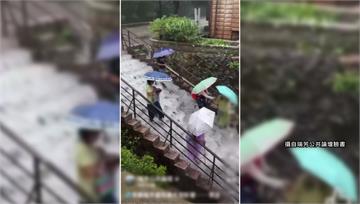 大雨炸全台！ 新北黃金博物館「樓梯變瀑布」警急拉...