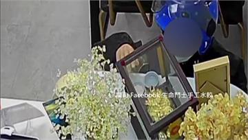 招財金雞遭童玩弄！家長放任滑手機讓店家氣炸