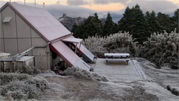 雪山也下雪了！積雪厚度4cm 銀白世界超夢幻