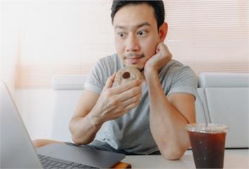 早餐吃很飽卻馬上嘴饞？ 營養師揪「1關鍵」：血糖...