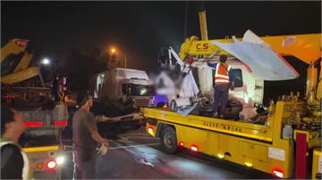 國1岡山段3車連環撞 半聯結車慘成廢鐵駕駛不治