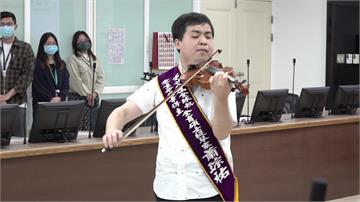「全盲提琴家」蕭琮祐 獲頒周大觀熱愛生命獎章