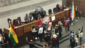 玻利維亞國會上演「混戰」 部長遭潑水、議員扯傘對...