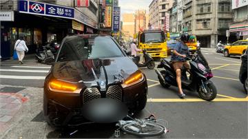 北市7旬翁開BMW暴衝！ 撞倒行人波及16輛機、...