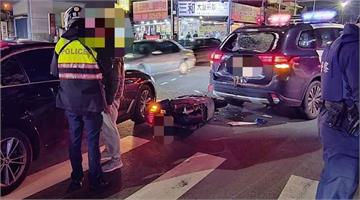 警車路口禮讓行人遭機車追撞 騎士掛彩