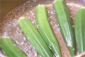 秋葵別再用鹽巴搓了！專家曝「1招」更快去細毛  ...