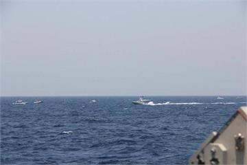 伊朗快艇高速逼近 美軍艦開30槍警告