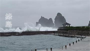 凱米暴風圈進入東半部！ 綠島沿岸掀「7米浪高」水...