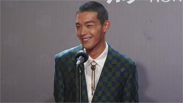 金馬62／牧森「LV棋盤格紋西裝」亮相　笑稱平常...