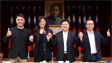 當選後首個上班日鄭麗文拜會立院藍黨團 傅崐萁竟當...