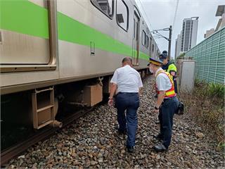 騎士「埔心－楊梅」平交道摔車 台鐵列車撞上一度停...