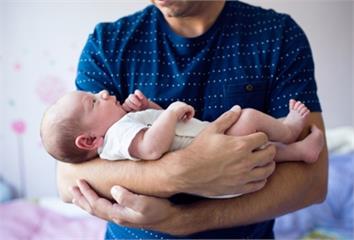 「咔嗒」一聲不能忽略！嬰幼兒髖關節發育不良 早期...