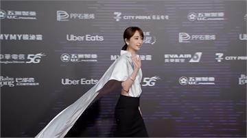 金鐘60／柯佳嬿披風飛揚登紅毯！黑白極簡造型氣場...