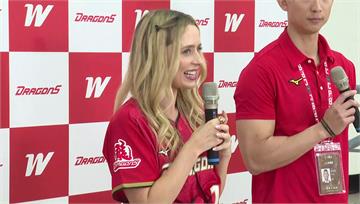 費嫂開球初體驗喊緊張！公公＋費仔親自指導 笑喊想...