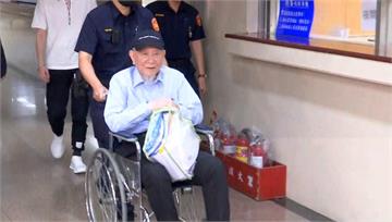 沈慶京坐輪椅現身了！ 籌1.8億交保須配戴電子腳...