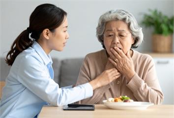 噎到別急著哈姆立克！醫曝「最新急救順序」  第一...