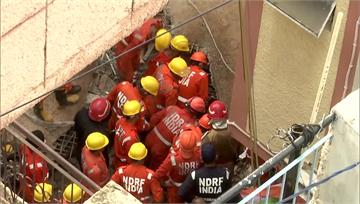 印度新德里5層樓宿舍倒塌！多人受困　至少5人死亡