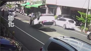 7旬翁恍神自撞！ 轎車烏龜翻四輪朝天 爬出畫面曝