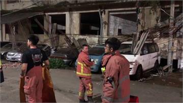 天搖地動！ 新竹舊國賓戲院鐵架崩塌砸車