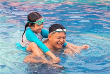 夏日戶外活動防中暑！醫師提醒「避高溫、勤補水、防...