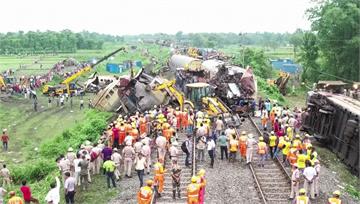 印度貨運火車追撞客運列車　15死數十傷