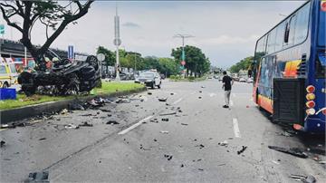 北市撫遠街遊覽車與轎車碰撞　轎車撞翻2人不治身亡