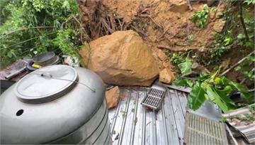 碰！巨石砸毀基隆民宅 屋頂瞬間矮一截