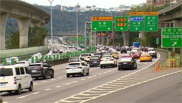 勞動連假首日9路段壅塞 國5一早湧車潮「恐連塞1...