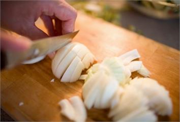切洋蔥要「順紋理切or橫紋理切」？  專家解答：...