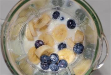 「奶昔加香蕉」恐害營養打折！醫揭原因  很多人都...